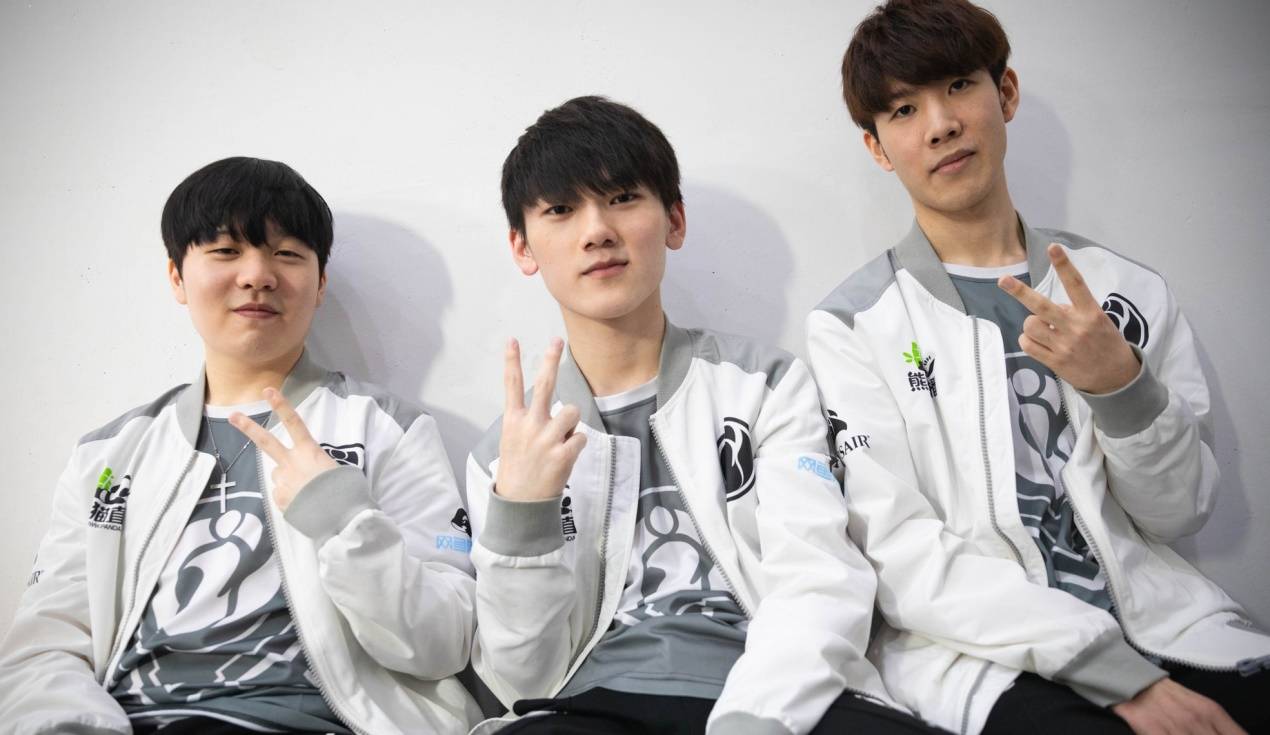 也是对当下 也是对当下